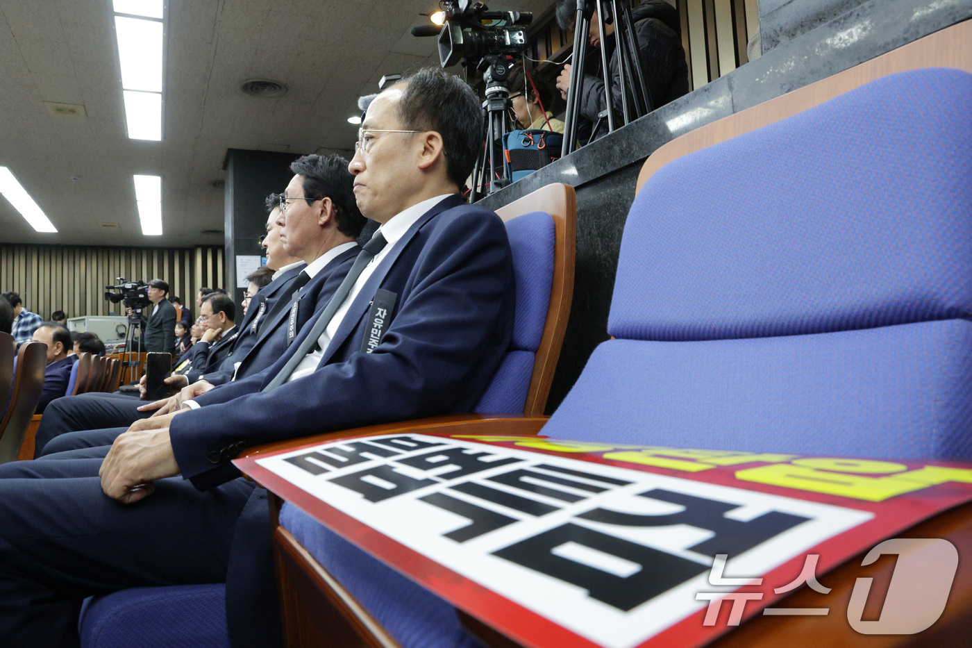(서울=뉴스1) 신웅수 기자 = 구속영장이 청구된 추경호 국민의힘 의원이 4일 서울 여의도 국회에서 열린 의원총회에 참석하고 있다. 2025.11.4/뉴스1