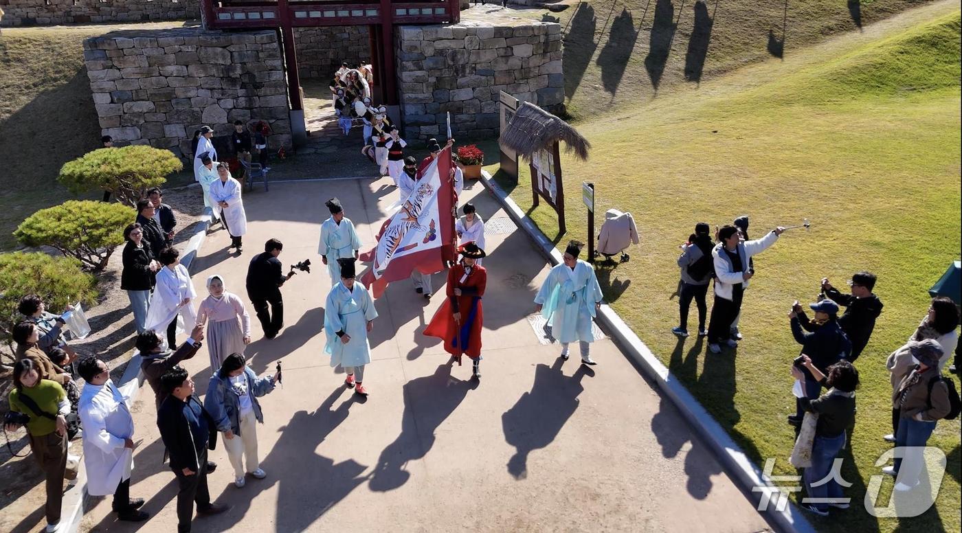 본문 이미지 - 2일차 연암 박지원 군수 부임 행차 재연 거리 행진 모습(당진시 제공. 재판매 및 DB금지)2025.11.4/뉴스1