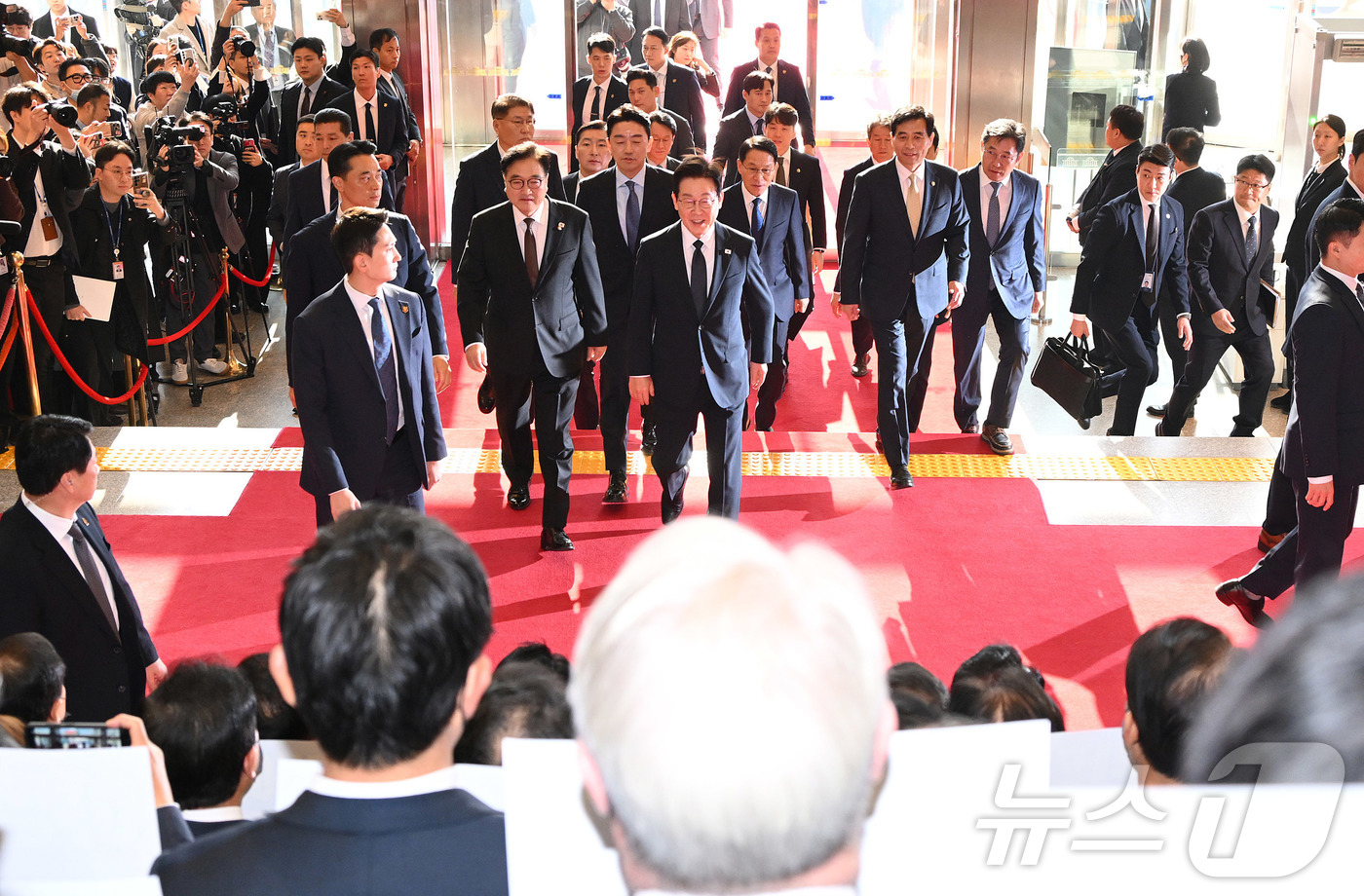 (서울=뉴스1) 국회사진기자단 = 이재명 대통령이 4일 2026년도 정부 예산안에 대한 시정연설을 하기 위해 서울 여의도 국회를 방문해 국민의힘 의원들의 피켓시위를 받으며 환담장으 …