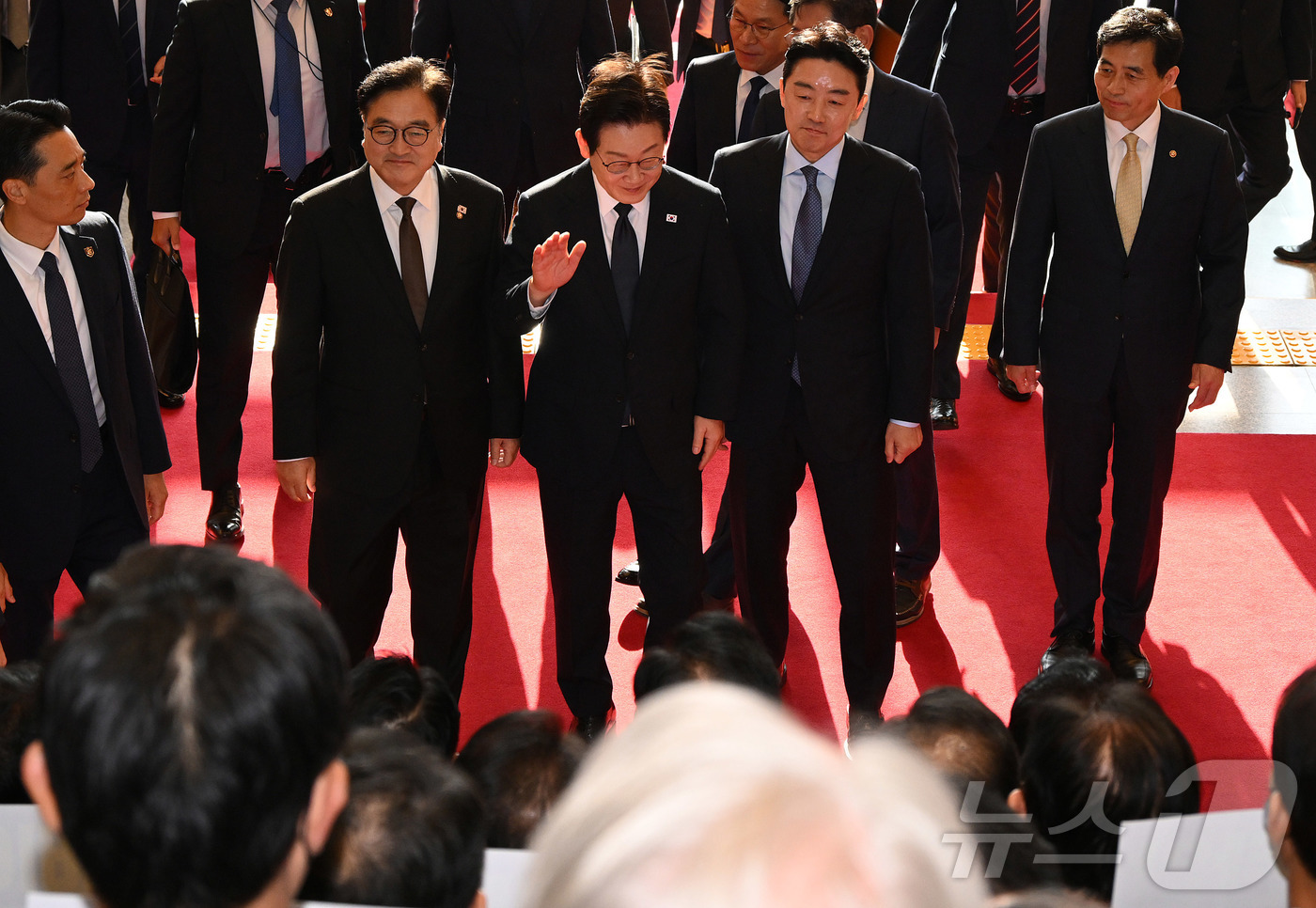 (서울=뉴스1) 국회사진기자단 = 이재명 대통령이 4일 2026년도 정부 예산안에 대한 시정연설을 하기 위해 서울 여의도 국회를 방문해 국민의힘 의원들의 피켓시위를 받으며 환담장으 …