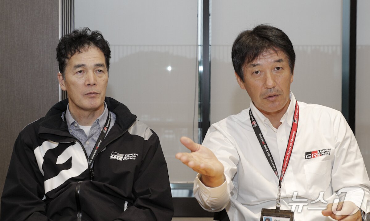 본문 이미지 - 도요타 테크니컬센터 시모야마 소속 토요오카 사토시 처완기능양성부 부장(오른쪽)과 야부키 히사시 처완기능양성부 주사(왼쪽)가 31일 일본 아이치현 나고야시 인근에 위치한 센터 전시관에서 한국자동차기자협회 취재진과 인터뷰하는 모습(한국자동차기자협회 공동취재). 2025.10.31.