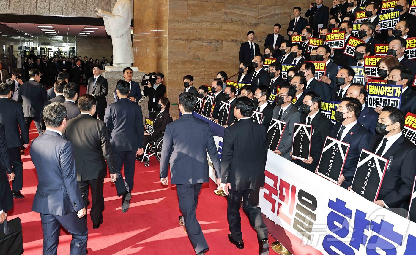 (서울=뉴스1) 국회사진기자단 = 이재명 대통령이 4일 오전 서울 여의도 국회에서 열린 2026년도 예산안 및 기금운용계획안 대통령 시정연설에 참석하며 국민의힘 의원들의 피켓팅을 …