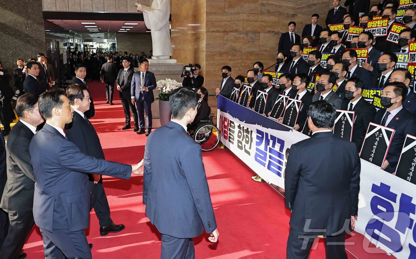 (서울=뉴스1) 국회사진기자단 = 이재명 대통령이 4일 오전 서울 여의도 국회에서 열린 2026년도 예산안 및 기금운용계획안 대통령 시정연설에 참석하며 국민의힘 의원들의 피켓팅을 …