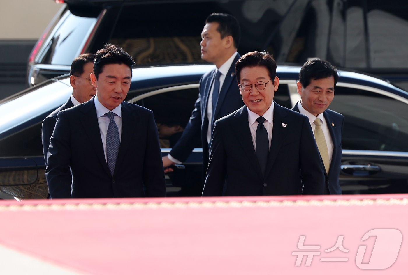 (서울=뉴스1) 국회사진기자단 = 이재명 대통령이 4일 오전 서울 여의도 국회에서 시정연설을 위해 이동하고 있다. 2025.11.4/뉴스1