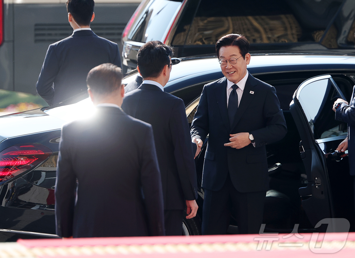 (서울=뉴스1) 국회사진기자단 = 이재명 대통령이 4일 오전 서울 여의도 국회에서 시정연설을 위해 이동하고 있다.2025.11.4/뉴스1