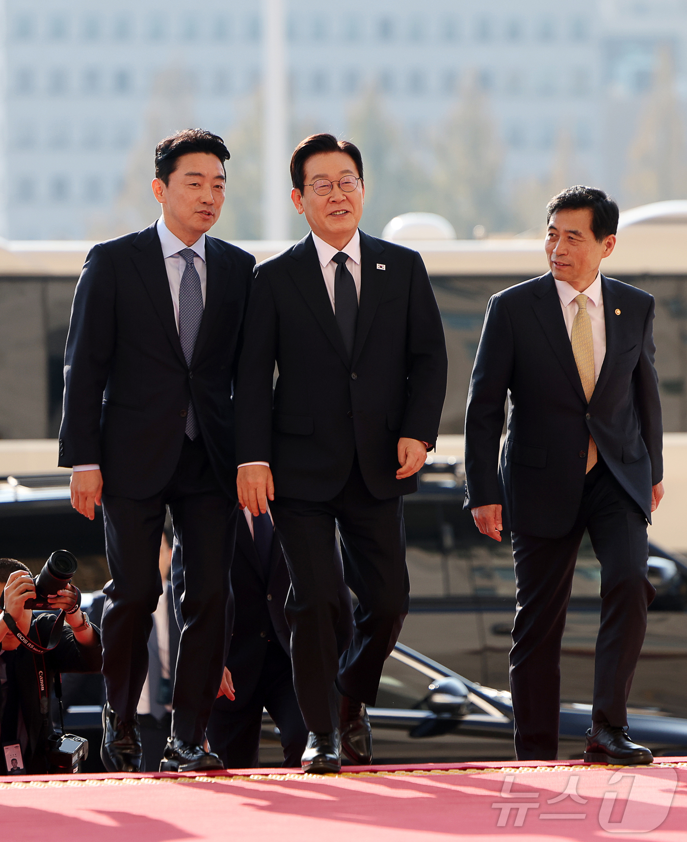 (서울=뉴스1) 국회사진기자단 = 이재명 대통령이 4일 오전 서울 여의도 국회에서 시정연설을 위해 이동하고 있다. 2025.11.4/뉴스1