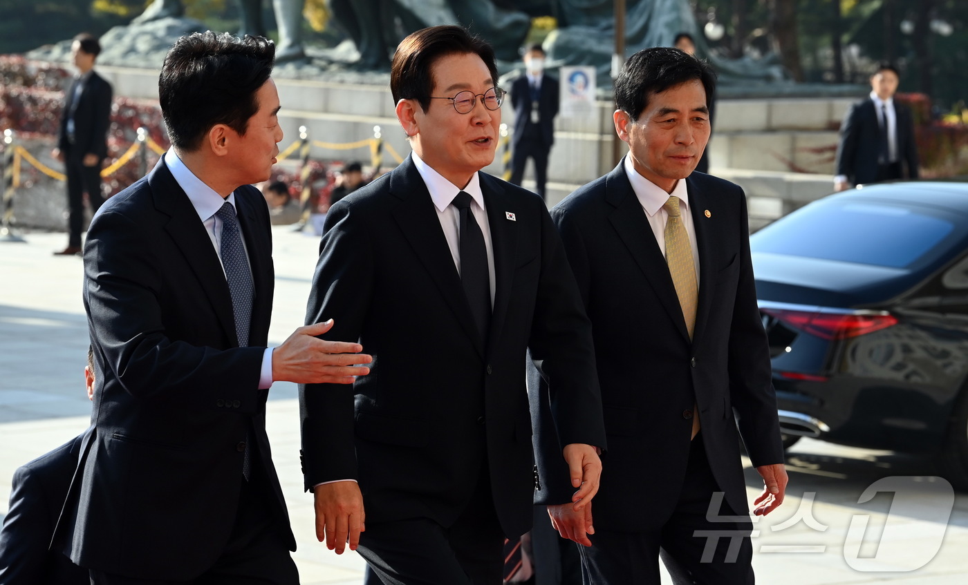(서울=뉴스1) 국회사진기자단 = 이재명대통령이 4일 오전 국회 본회의 시정연설을 위해 국회에 도착하고 있다. 2025.11.4/뉴스1