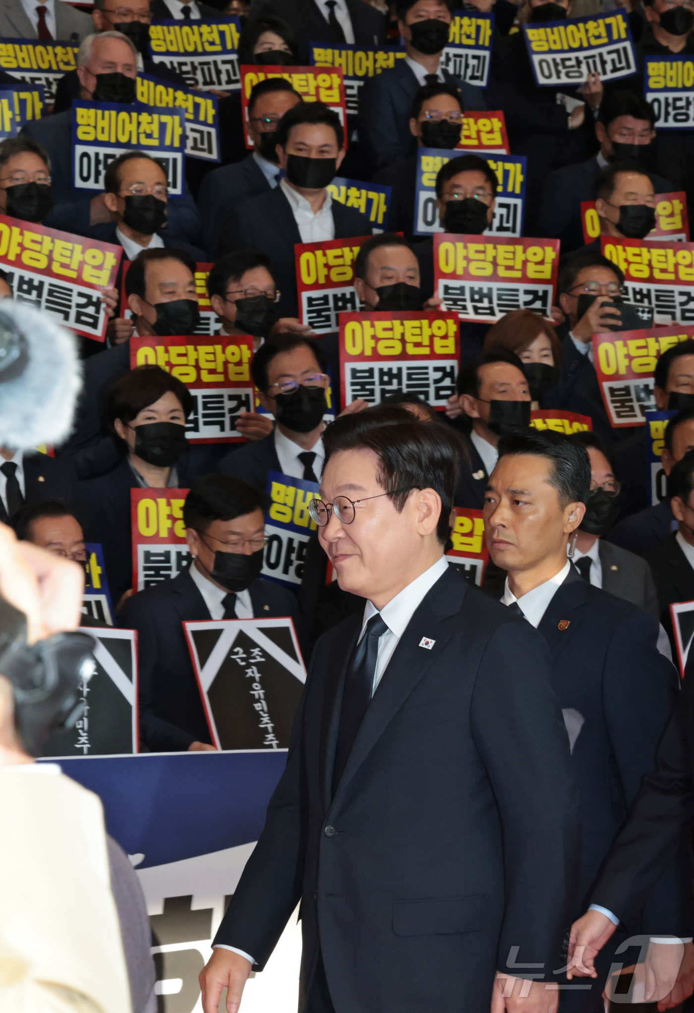 (서울=뉴스1) 국회사진기자단 = 이재명 대통령이 4일 오전 서울 여의도 국회에서 시정연설을 위해 이동하는 가운데 국민의힘 의원들이 검은 양복과 넥타이를 메고 마스크를 착용한 채 …