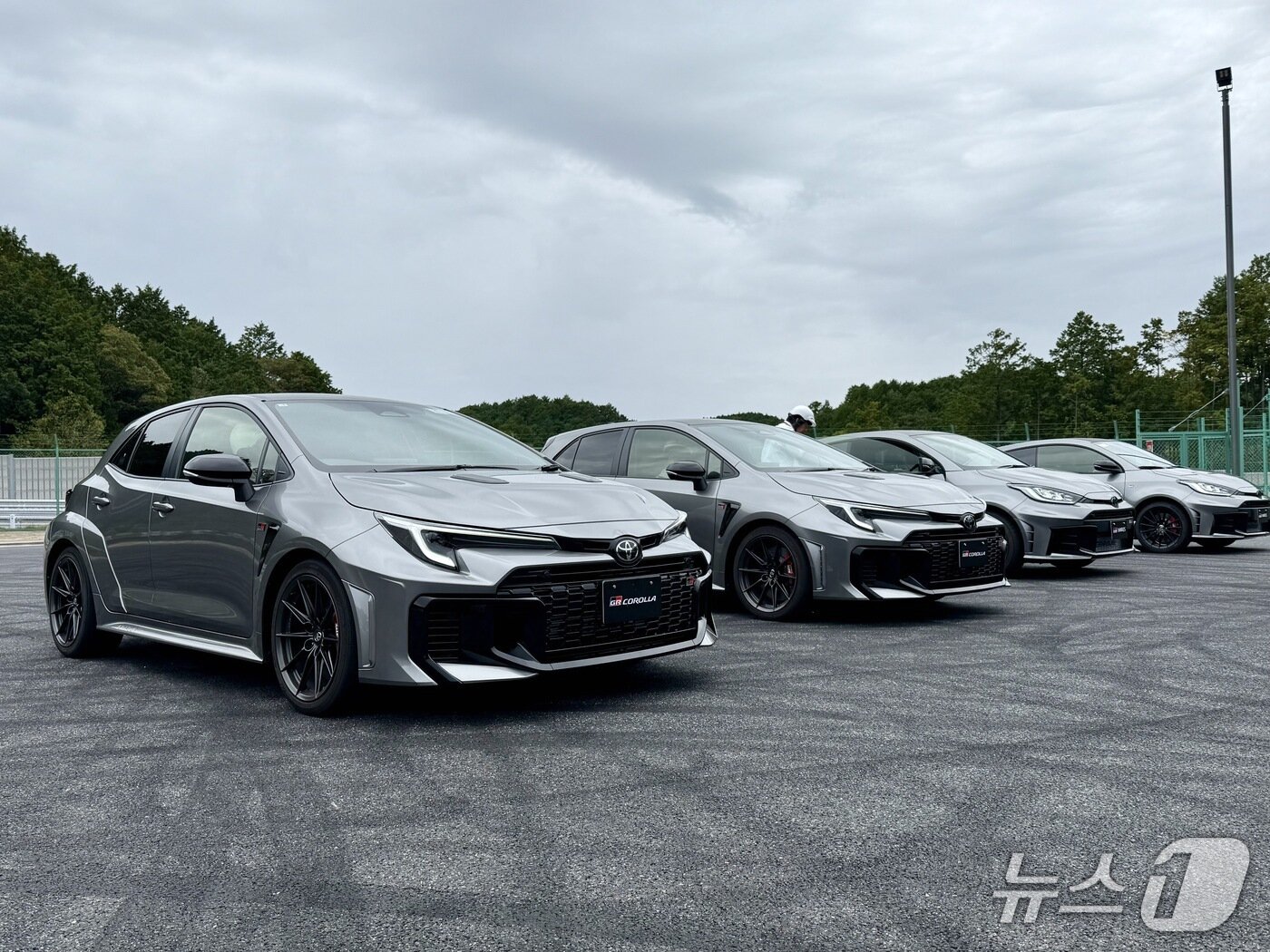 본문 이미지 - 31일 일본 아이치현 나고야시 인근 도요타 테크니컬 센터 시모야마의 제3주회로(컨트리로) 입구에서 (왼족부터) 'GR 코롤라' 2대와 'GR 야리스' 2대가 정차한 모습(한국토요타자동차 제공). 2025.10.31.