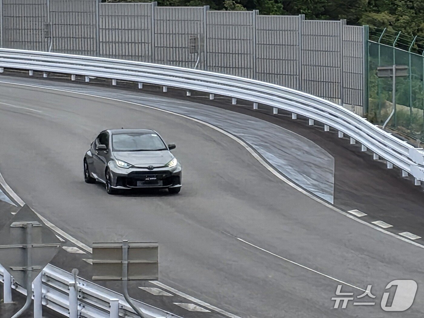 본문 이미지 - 31일 일본 아이치현 나고야시 인근 도요타 테크니컬 센터 시모야마의 제3주회로(컨트리로)에서 'GR 야리스' 차량이 질주하는 모습(한국토요타자동차 제공). 2025.10.31.