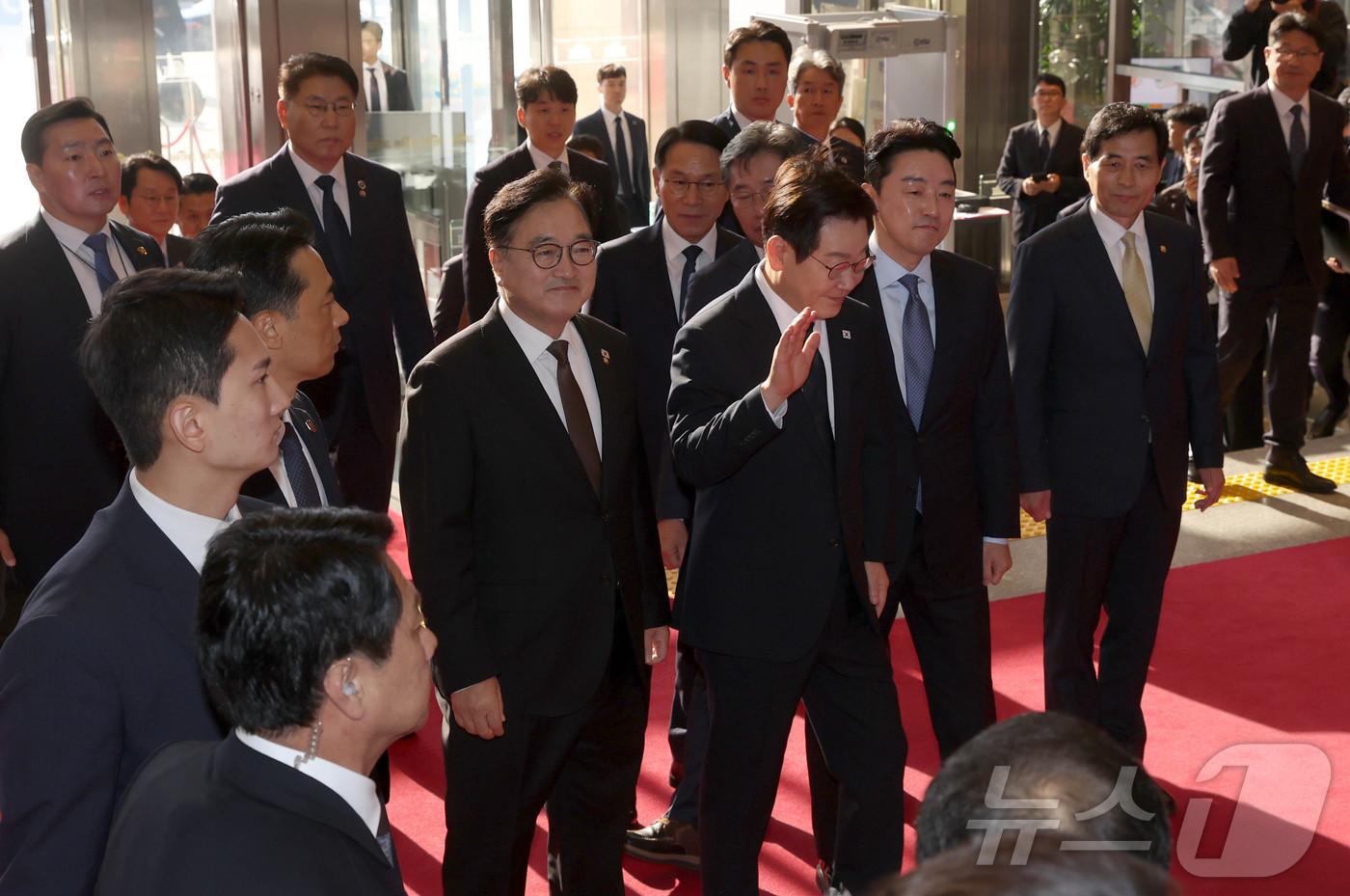 (서울=뉴스1) 국회사진기자단 = 이재명 대통령이 4일 내년도 정부 예산안에 대한 시정연설을 위해 서울 여의도 국회에 도착, 피켓시위를 하는 국민의힘 의원들을 향해 인사하고 있다. …