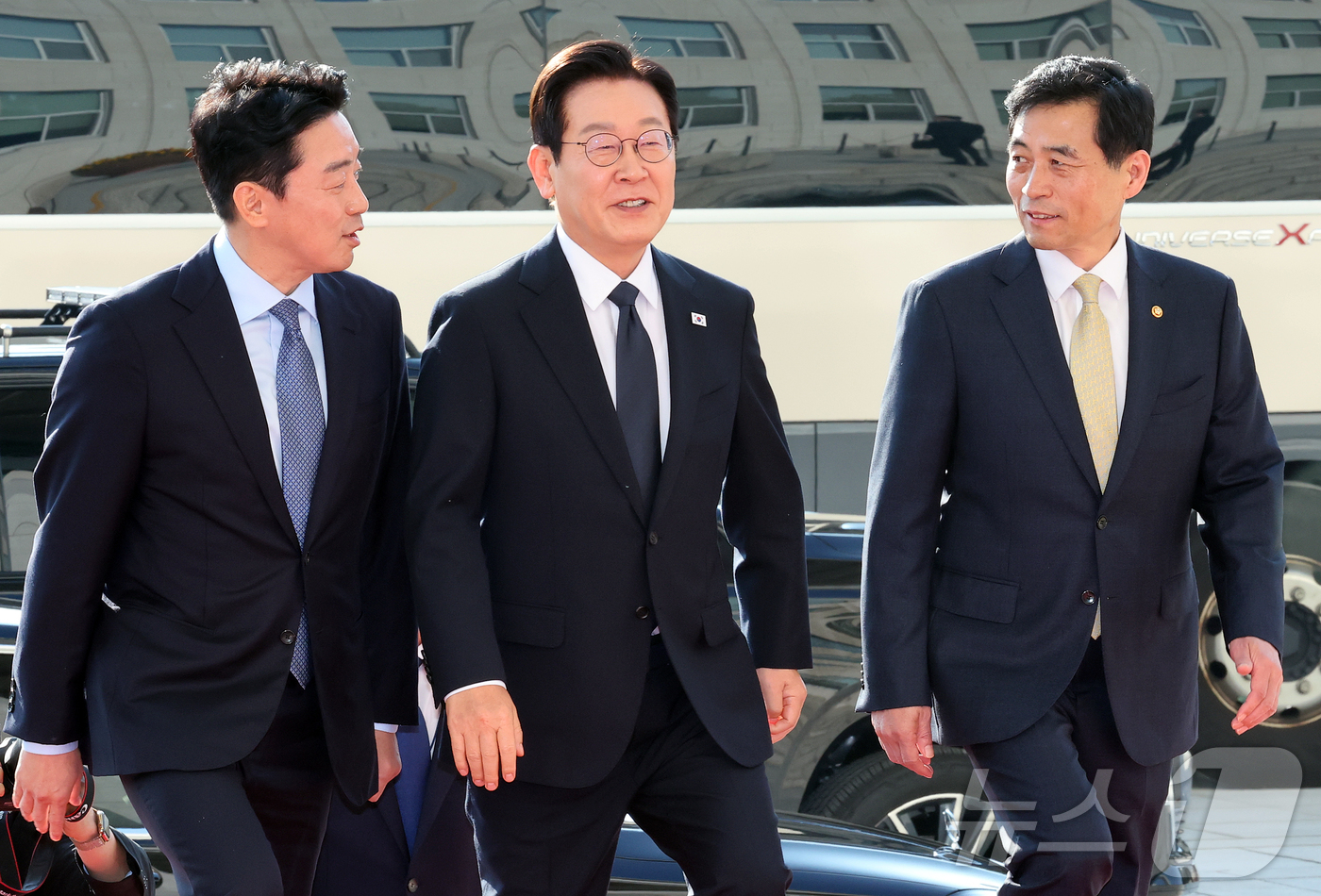 (서울=뉴스1) 국회사진기자단 = 이재명 대통령이 4일 내년도 정부 예산안에 대한 시정연설을 하기 위해 서울 여의도 국회에 도착하고 있다. 2025.11.4/뉴스1