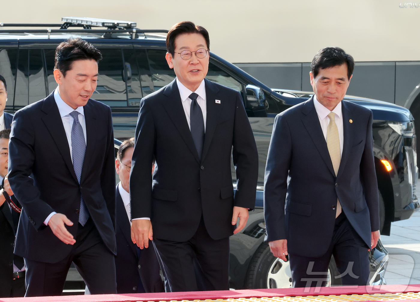 (서울=뉴스1) 국회사진기자단 = 이재명 대통령이 4일 서울 여의도 국회에서 내년도 정부 예산안에 대한 시정연설을 하기 위해 도착하고 있다. 2025.11.4/뉴스1