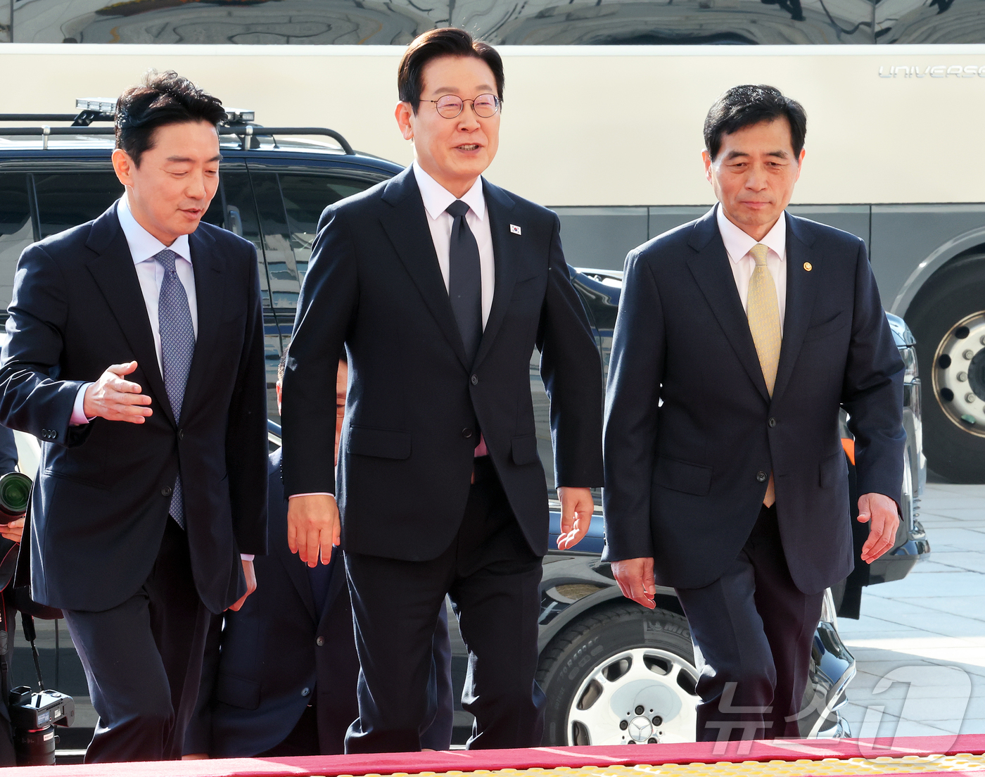 (서울=뉴스1) 국회사진기자단 = 이재명 대통령이 4일 서울 여의도 국회에서 내년도 정부 예산안에 대한 시정연설을 하기 위해 발걸음을 옮기고 있다. 2025.11.4/뉴스1