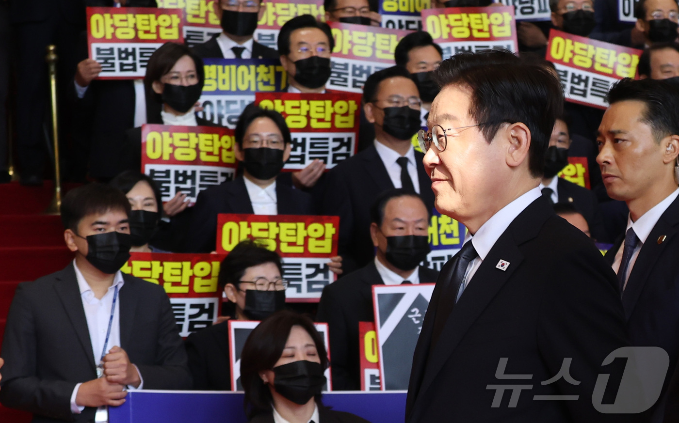 (서울=뉴스1) 국회사진기자단 = 이재명 대통령이 4일 내년도 정부 예산안에 대한 시정연설을 하기 위해 서울 여의도 국회에 도착, 피케팅 시위를 벌이고 있는 국민의힘 의원들에게 인 …