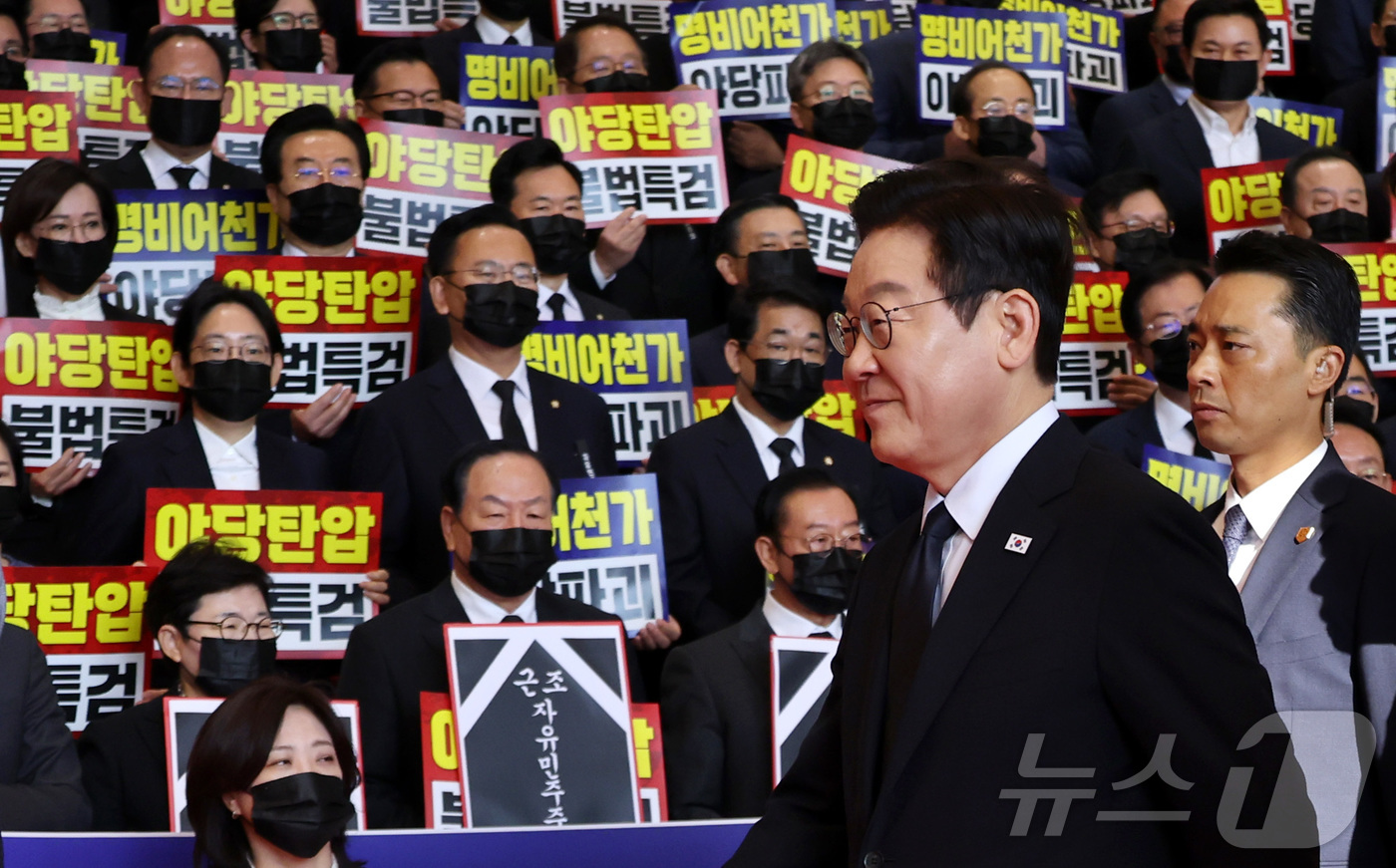 (서울=뉴스1) 국회사진기자단 = 이재명 대통령이 4일 내년도 정부 예산안에 대한 시정연설을 하기 위해 서울 여의도 국회에 도착, 피케팅 시위를 벌이고 있는 국민의힘 의원들에게 인 …