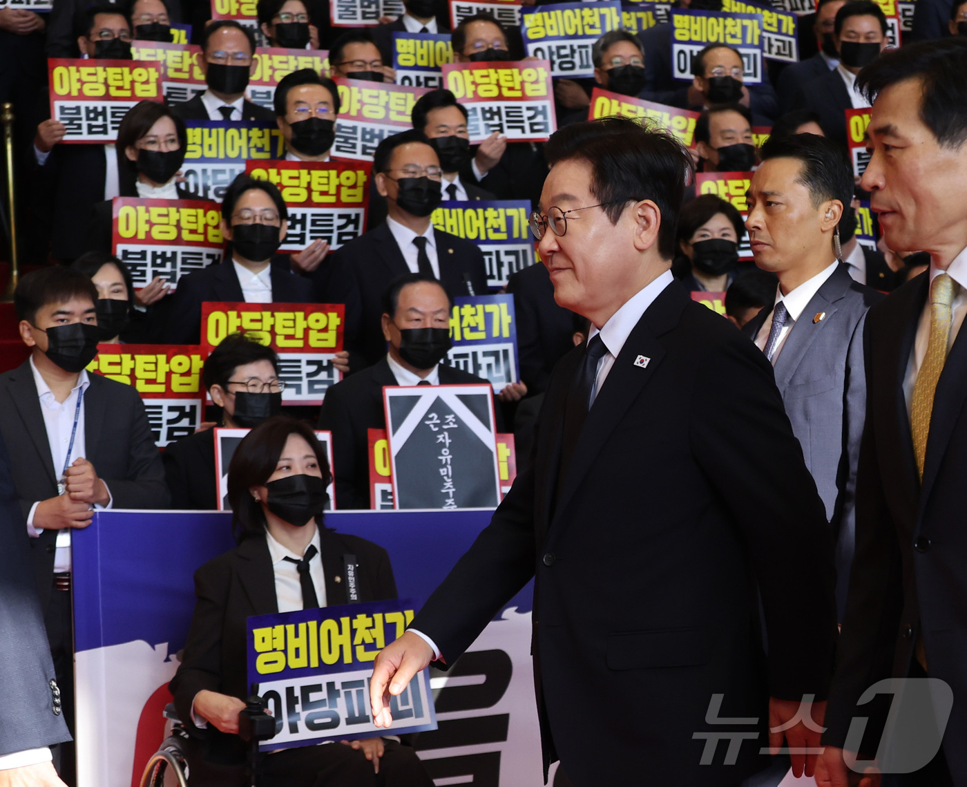 (서울=뉴스1) 국회사진기자단 = 이재명 대통령이 4일 내년도 정부 예산안에 대한 시정연설을 하기 위해 서울 여의도 국회에 도착, 침묵 시위를 벌이고 있는 국민의힘 의원들에게 인사 …