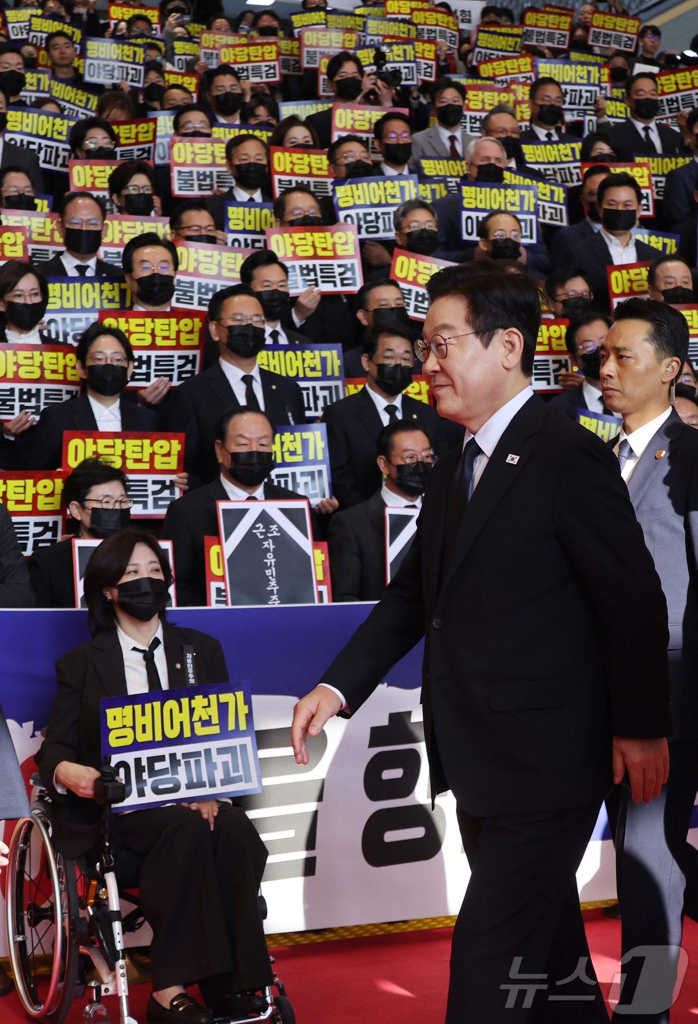 (서울=뉴스1) 국회사진기자단 = 이재명 대통령이 4일 내년도 정부 예산안에 대한 시정연설을 하기 위해 서울 여의도 국회에 도착, 침묵 시위를 벌이고 있는 국민의힘 의원들에게 인사 …