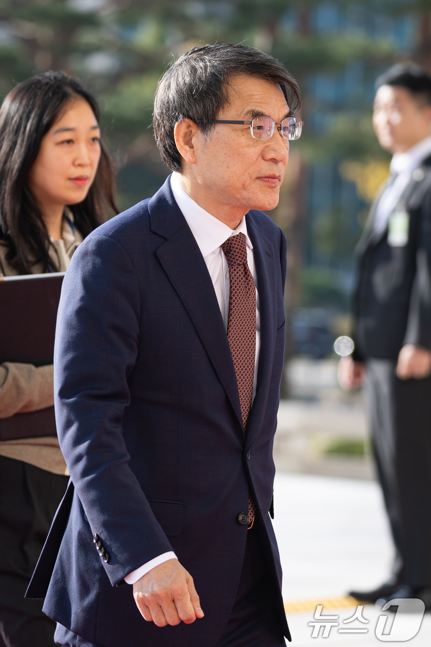 (서울=뉴스1) 유승관 기자 = 노태악 중앙선거관리위원장이 4일 서울 여의도 국회에서 열린 이재명 대통령의 내년도 정부 예산안에 대한 시정연설에 참석하기 위해 본청에 들어서고 있다 …