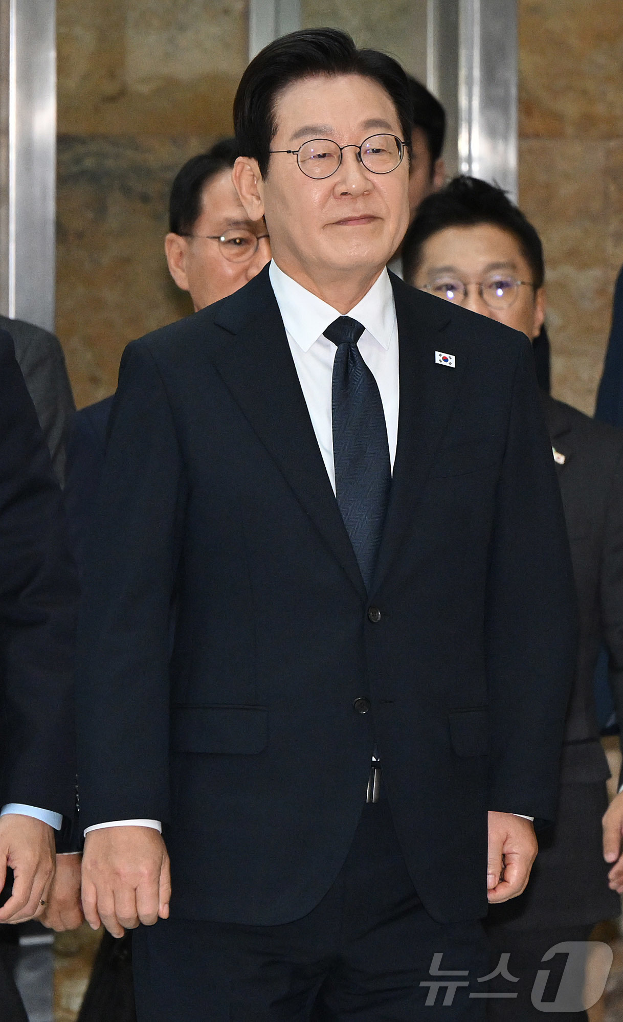 (서울=뉴스1) 국회사진기자단 = 이재명 대통령이 4일 서울 여의도 국회에서 2026년도 정부 예산안에 대한 시정연설을 하기 위해 본회의장으로 향하고 있다. 2025.11.4/뉴스 …