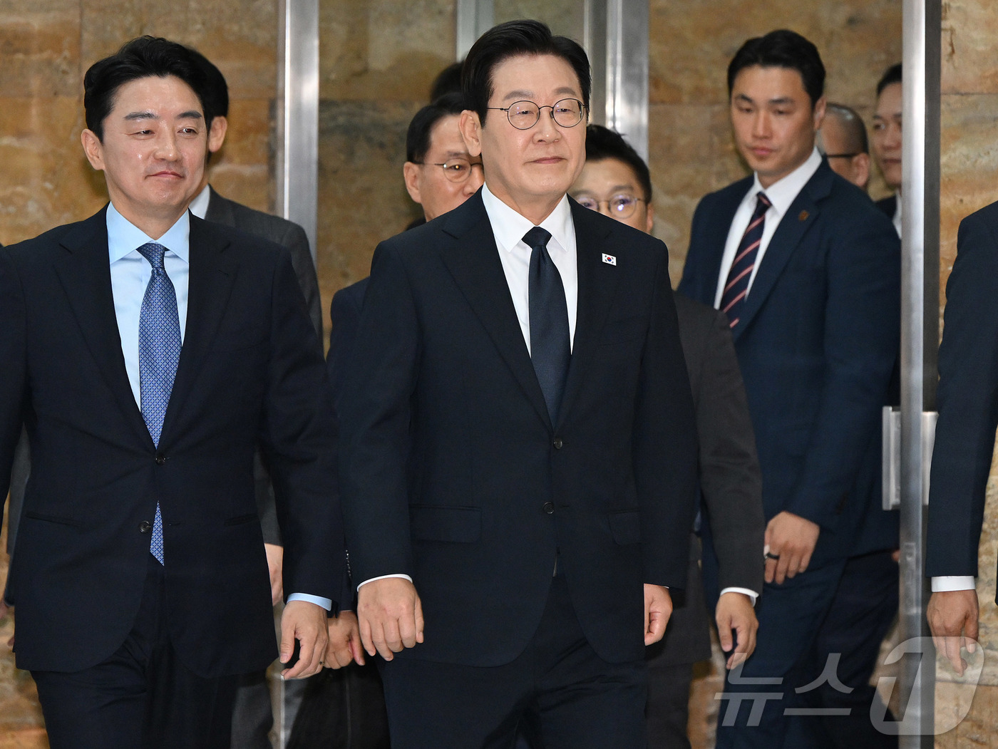 (서울=뉴스1) 국회사진기자단 = 이재명 대통령이 4일 서울 여의도 국회에서 2026년도 정부 예산안에 대한 시정연설을 하기 위해 본회의장으로 향하고 있다. 2025.11.4/뉴스 …