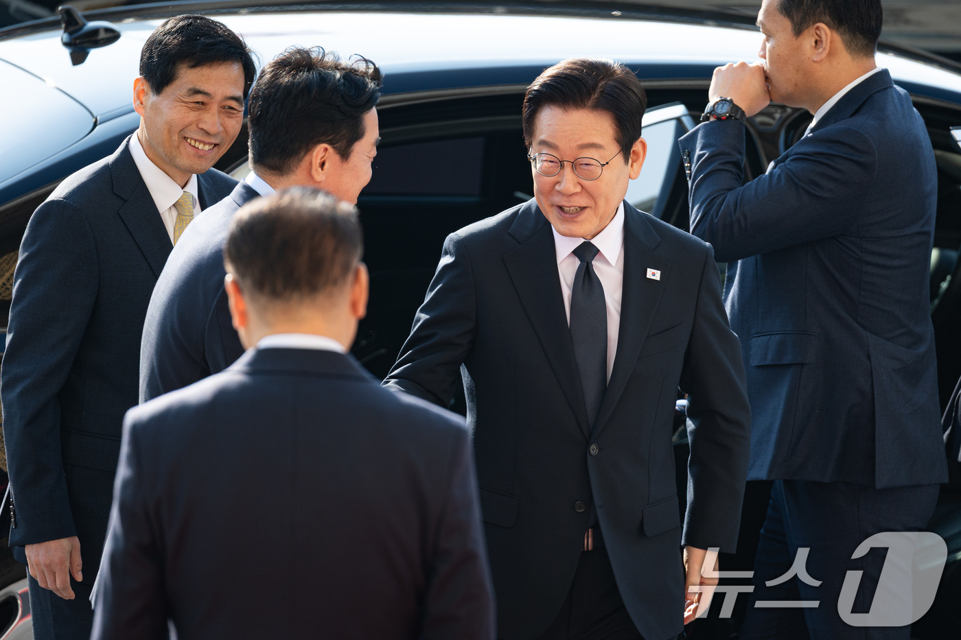 (서울=뉴스1) 유승관 기자 = 이재명 대통령이 4일 서울 여의도 국회에서 내년도 정부 예산안에 대한 시정연설을 하기 위해 도착해 본청에 들어서고 있다. 2025.11.4/뉴스1