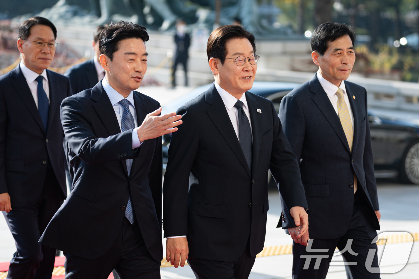 (서울=뉴스1) 유승관 기자 = 이재명 대통령이 4일 서울 여의도 국회에서 내년도 정부 예산안에 대한 시정연설을 하기 위해 도착해 본청에 들어서고 있다. 2025.11.4/뉴스1