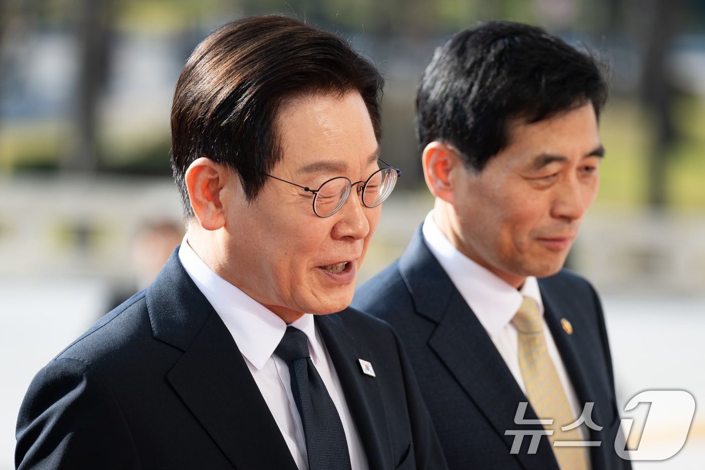 (서울=뉴스1) 유승관 기자 = 이재명 대통령이 4일 서울 여의도 국회에서 내년도 정부 예산안에 대한 시정연설을 하기 위해 도착해 본청에 들어서고 있다. 2025.11.4/뉴스1