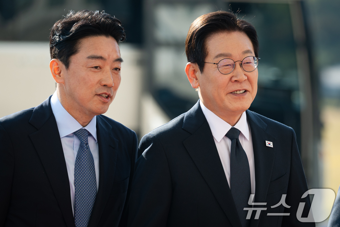 (서울=뉴스1) 유승관 기자 = 이재명 대통령이 4일 서울 여의도 국회에서 내년도 정부 예산안에 대한 시정연설을 하기 위해 도착해 본청에 들어서며 강훈식 비서실장과 대화하고 있다. …