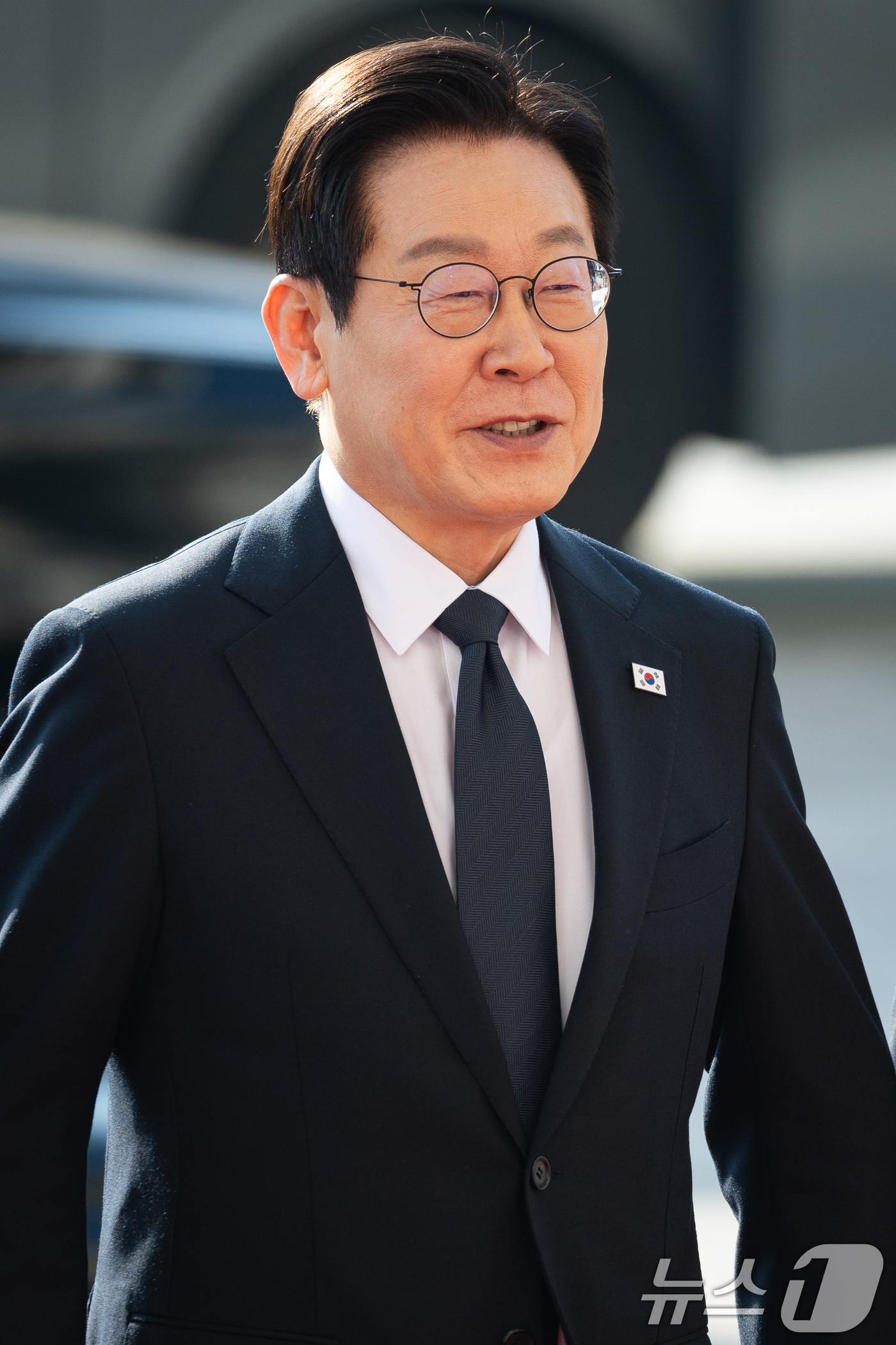 (서울=뉴스1) 유승관 기자 = 이재명 대통령이 4일 서울 여의도 국회에서 내년도 정부 예산안에 대한 시정연설을 하기 위해 도착해 본청에 들어서고 있다. 2025.11.4/뉴스1