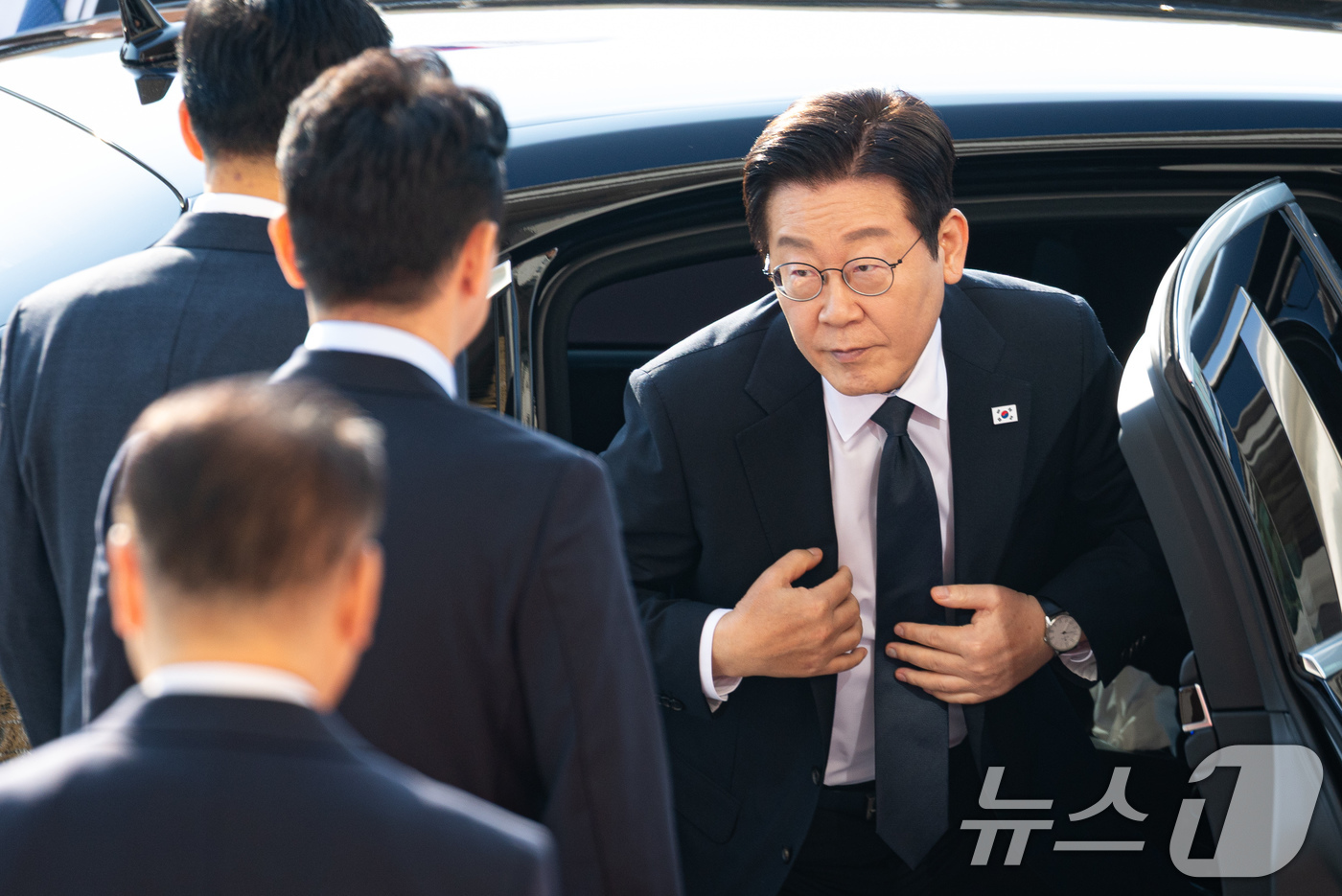 (서울=뉴스1) 유승관 기자 = 이재명 대통령이 4일 서울 여의도 국회에서 내년도 정부 예산안에 대한 시정연설을 하기 위해 도착해 차에서 내리고 있다. 2025.11.4/뉴스1