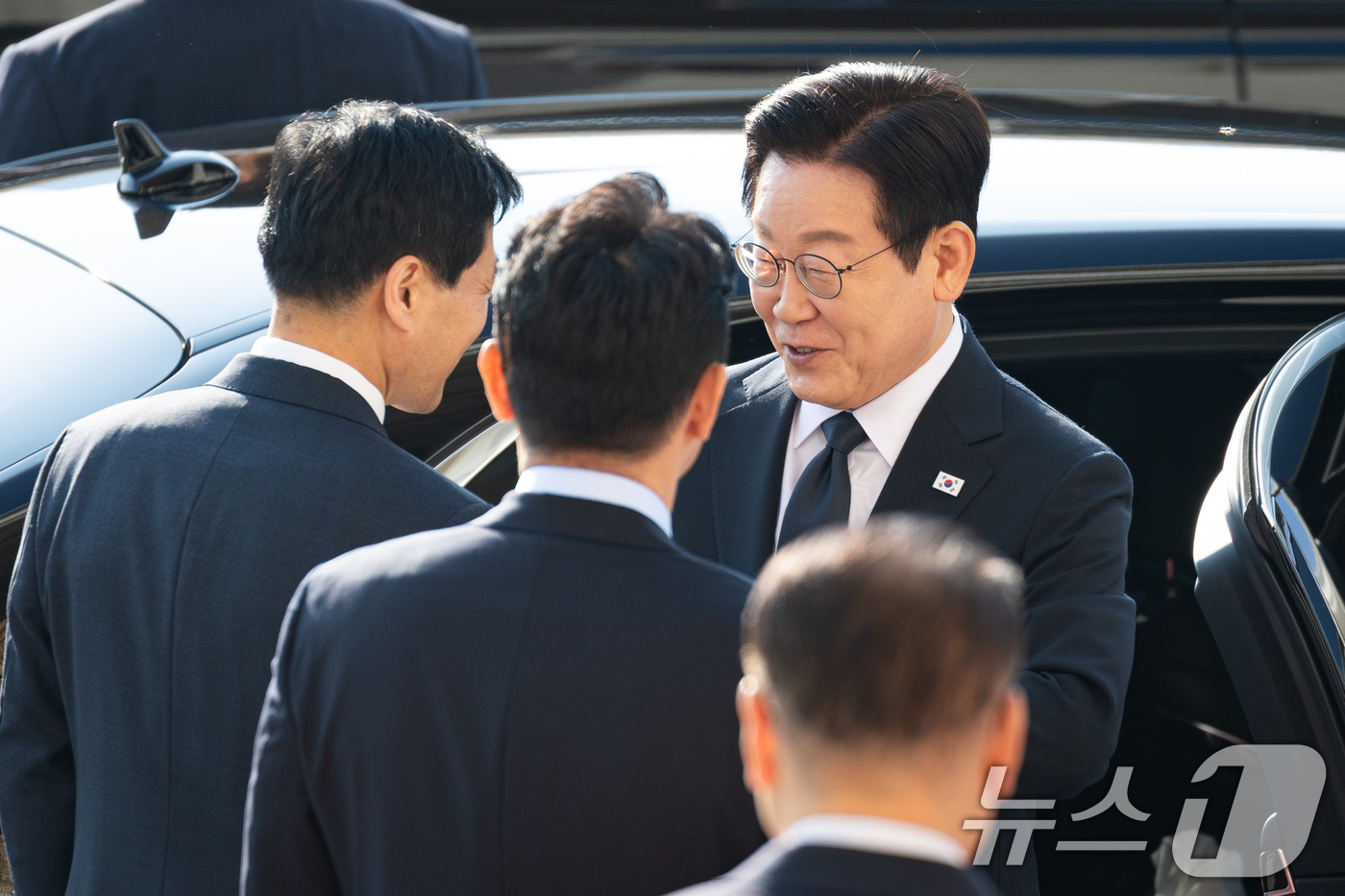 (서울=뉴스1) 유승관 기자 = 이재명 대통령이 4일 서울 여의도 국회에서 내년도 정부 예산안에 대한 시정연설을 하기 위해 도착해 김민기 국회 사무총장과 인사하고 있다. 2025. …