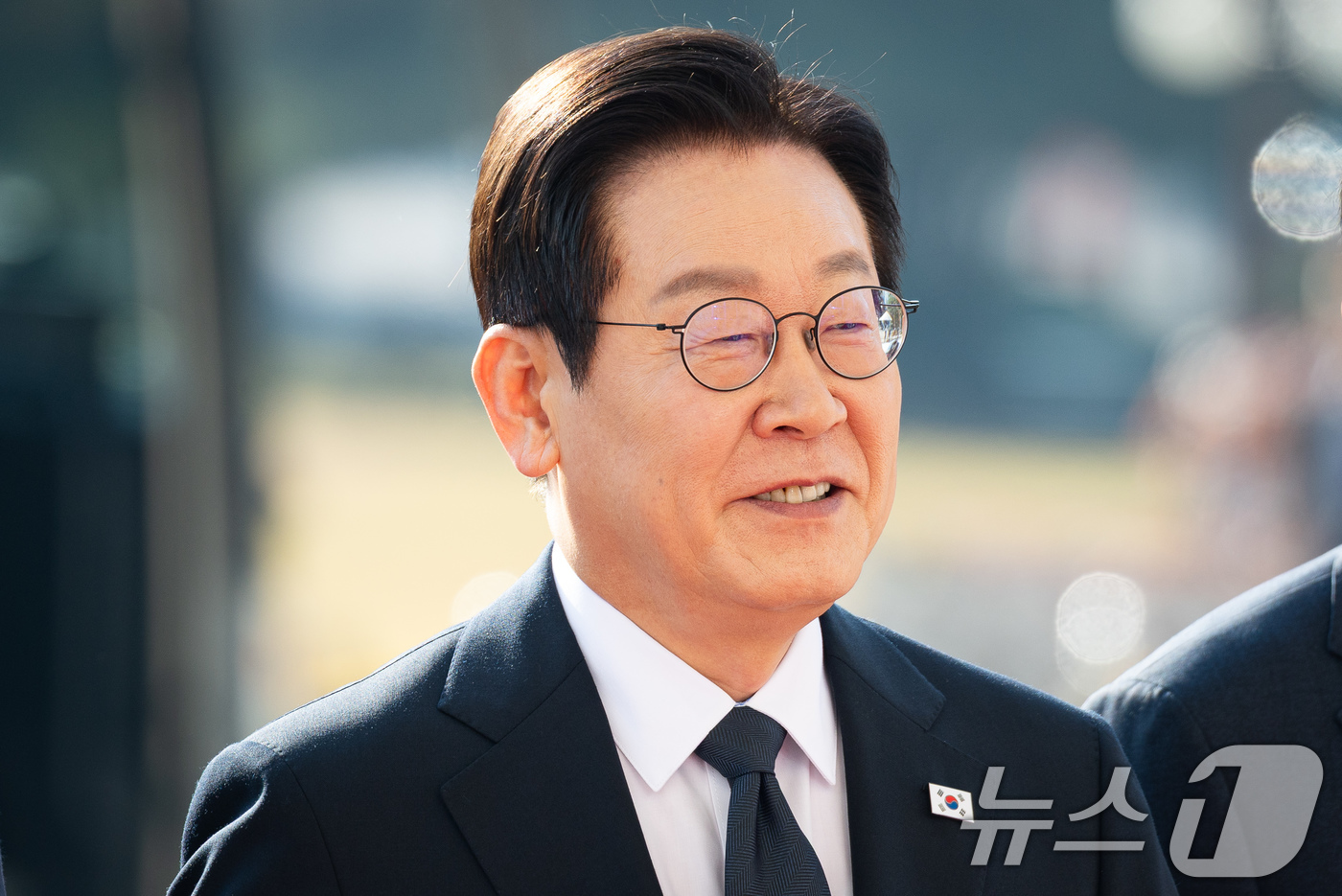 (서울=뉴스1) 유승관 기자 = 이재명 대통령이 4일 서울 여의도 국회에서 내년도 정부 예산안에 대한 시정연설을 하기 위해 도착해 본청에 들어서고 있다. 2025.11.4/뉴스1