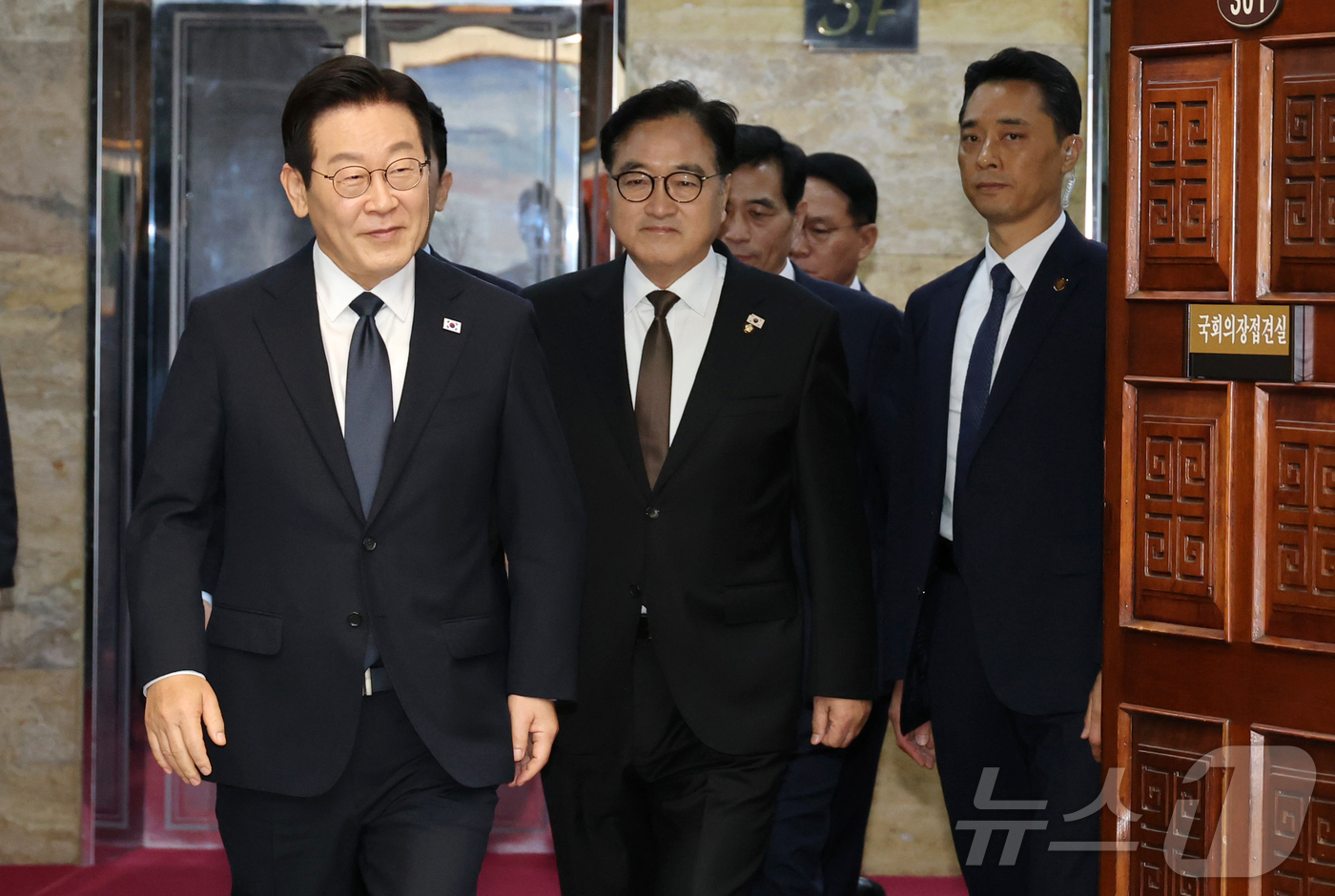 (서울=뉴스1) 국회사진기자단 = 시정연설을 위해 국회를 방문한 이재명 대통령(왼쪽)이 4일 서울 여의도 국회의장 접견실에서 열린 환담에 우원식 국회의장과 함께 입장하고 있다. 2 …