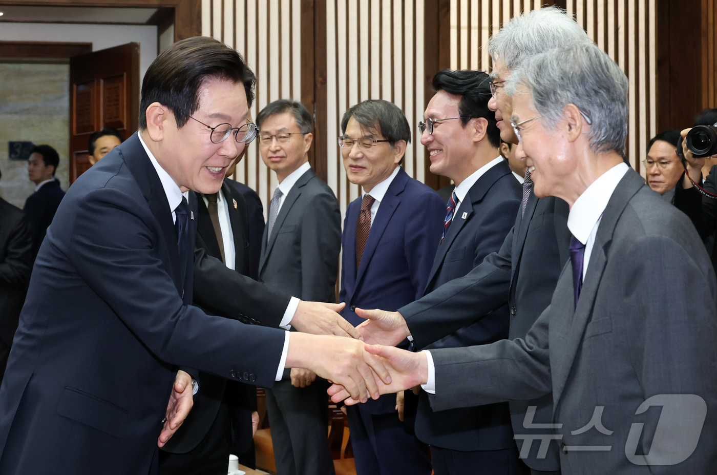 (서울=뉴스1) 국회사진기자단 = 시정연설을 위해 국회를 방문한 이재명 대통령(왼쪽)이 4일 서울 여의도 국회의장접견실에서 열린 환담에서 조희대 대법원장과 악수하고 있다. 2025 …