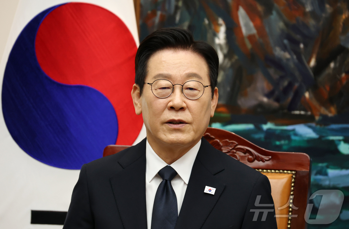 (서울=뉴스1) 국회사진기자단 = 시정연설을 위해 국회를 방문한 이재명 대통령이 4일 국회의장접견실에서 우원식 국회의장 등과의 환담에서 발언하고 있다. 2025.11.4 2025. …