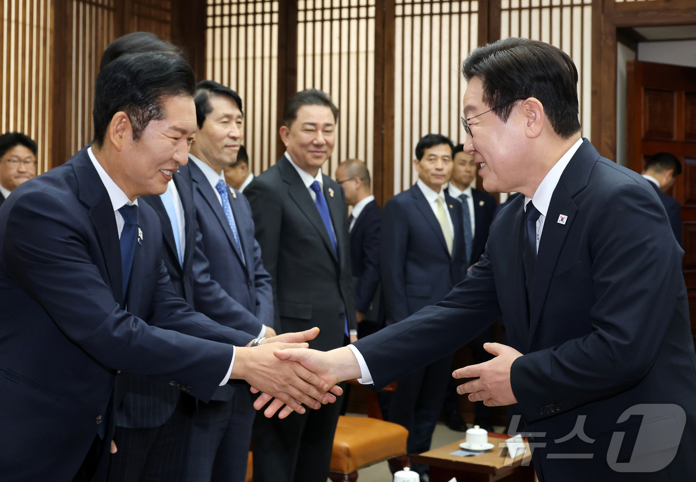 (서울=뉴스1) 국회사진기자단 = 시정연설을 위해 국회를 방문한 이재명 대통령(오른쪽)이 4일 국회의장접견실에서 열린 환담에서 정청래 더불어민주당 대표와 악수하고 있다. 2025. …