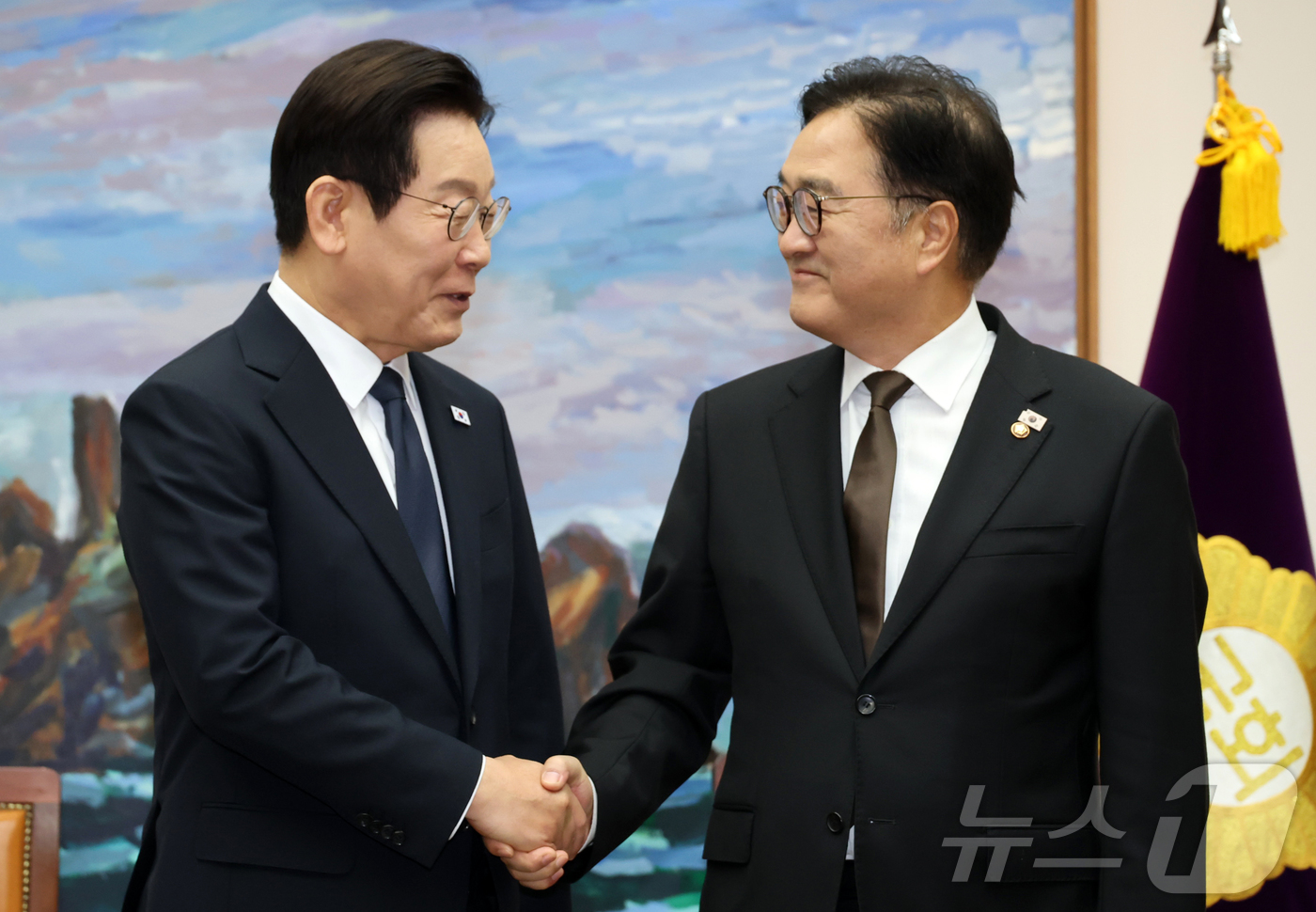 (서울=뉴스1) 국회사진기자단 = 시정연설을 위해 국회를 방문한 이재명 대통령(왼쪽)이 4일 국회의장접견실에서 열린 환담에서 우원식 국회의장과 악수하고 있다. 2025.11.4/뉴 …