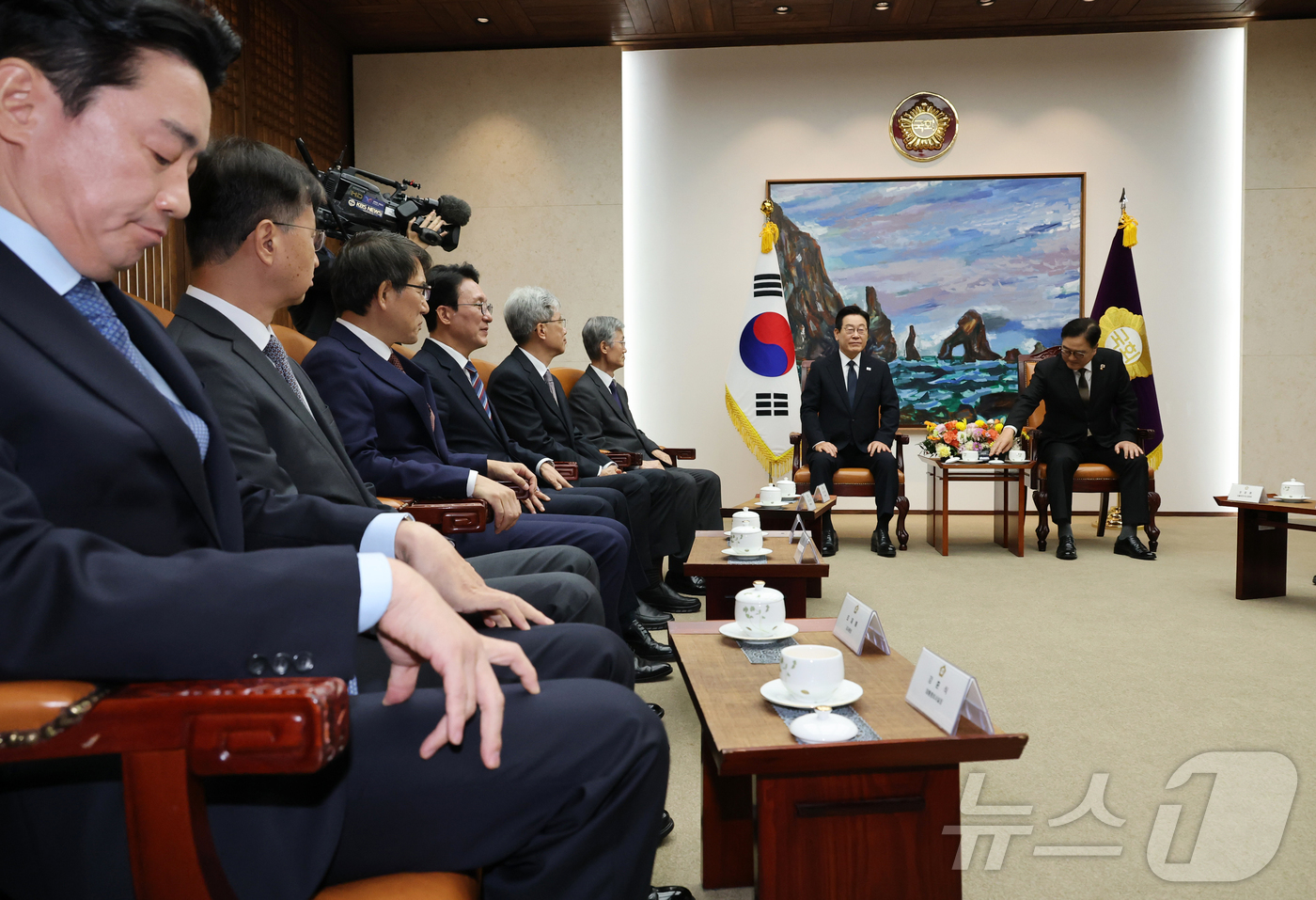 (서울=뉴스1) 국회사진기자단 = 시정연설을 위해 국회를 방문한 이재명 대통령이 4일 국회의장접견실에서 우원식 국회의장 등과의 환담에서 발언하고 있다. 2025.11.4/뉴스1