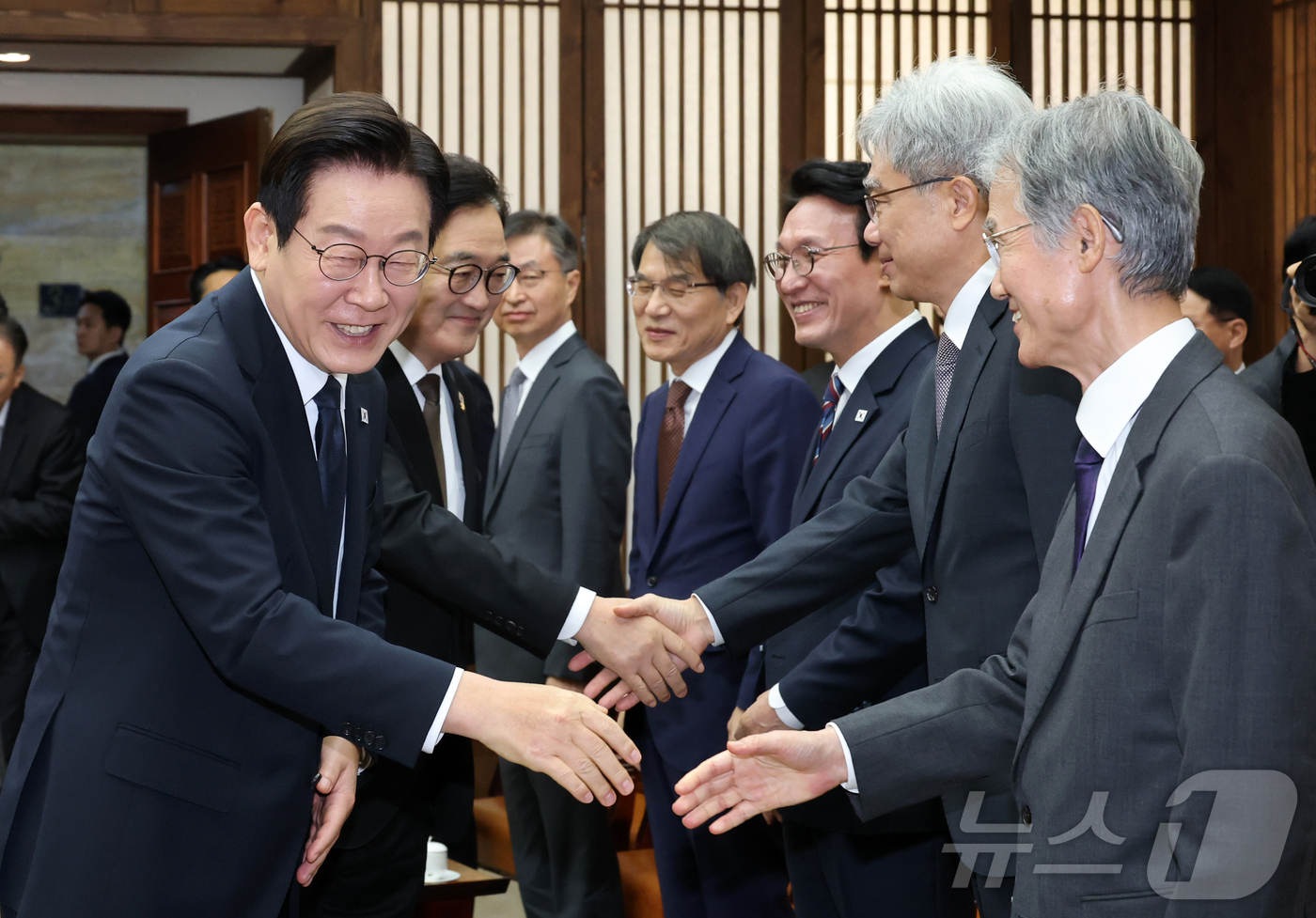 (서울=뉴스1) 국회사진기자단 = 시정연설을 위해 국회를 방문한 이재명 대통령(왼쪽)이 4일 국회의장접견실에서 열린 환담에서 조희대 대법원장(오른쪽)과 악수한후 지나가고 있다. 2 …