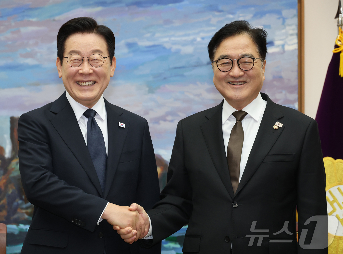 (서울=뉴스1) 국회사진기자단 = 시정연설을 위해 국회를 방문한 이재명 대통령(왼쪽)이 4일 국회의장접견실에서 열린 환담에서 우원식 국회의장과 환하게 웃으며 악수하고 있다. 202 …