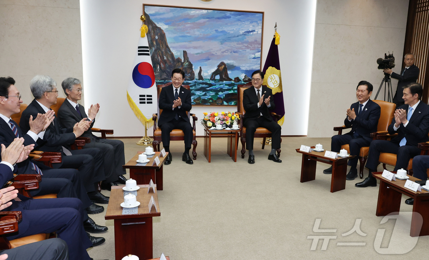 (서울=뉴스1) 국회사진기자단 = 시정연설을 위해 국회를 방문한 이재명 대통령이 4일 국회의장접견실에서 우원식 국회의장 등과의 환담에서 박수치고 있다. 2025.11.4  2025 …