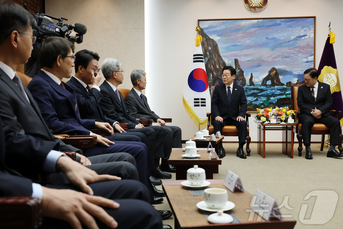 (서울=뉴스1) 국회사진기자단 = 시정연설을 위해 국회를 방문한 이재명 대통령이 4일 국회의장접견실에서 우원식 국회의장 등과의 환담에서 발언하고 있다.  2025.11.4/뉴스1