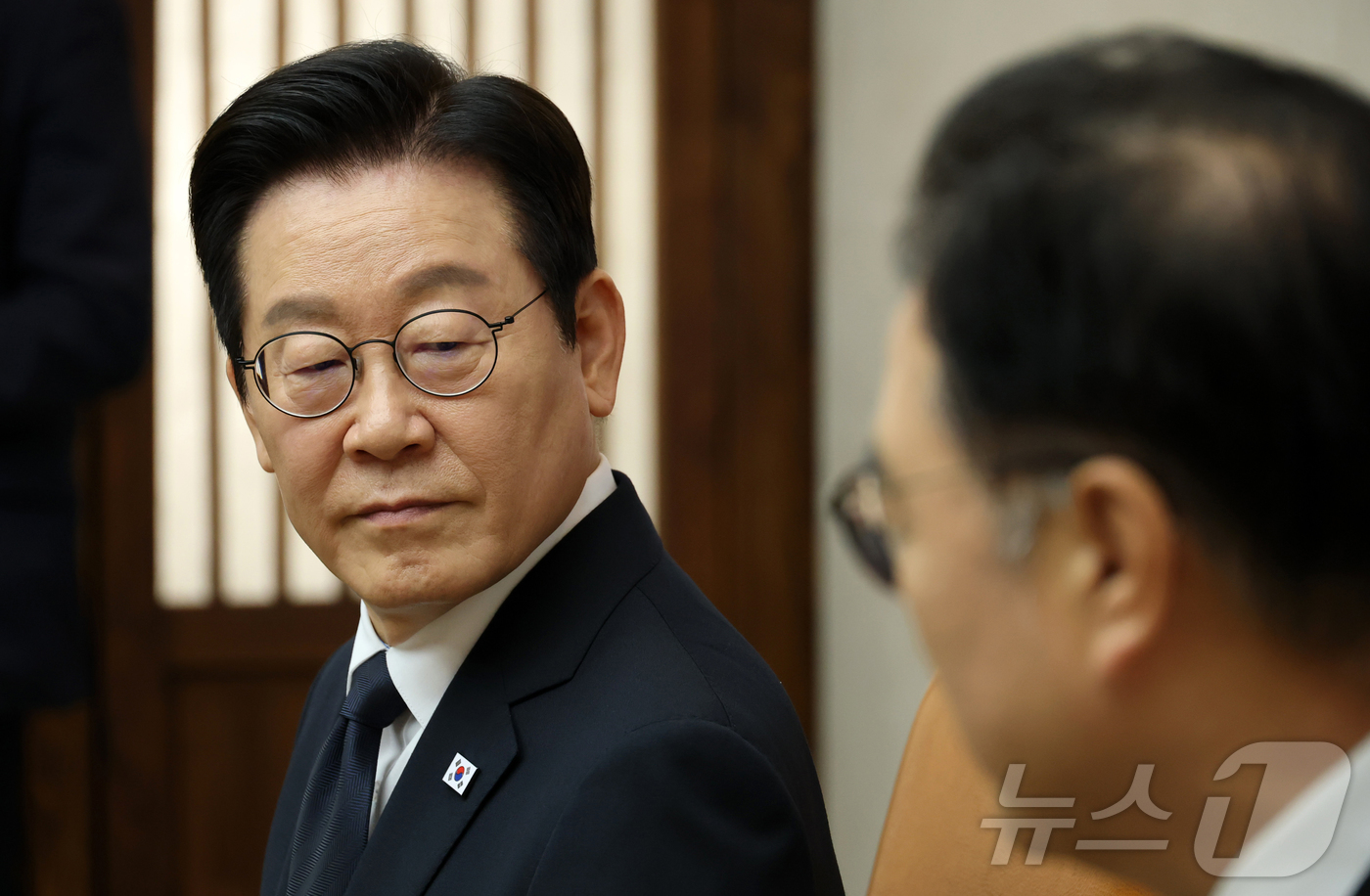 (서울=뉴스1) 국회사진기자단 = 시정연설을 위해 국회를 방문한 이재명 대통령(왼쪽)이 4일 서울 여의도 국회 의장접견실에서 열린 환담에서 우원식 국회의장의 발언을 듣고 있다. 2 …