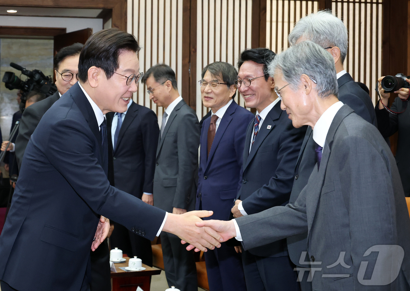 (서울=뉴스1) 국회사진기자단 = 시정연설을 위해 국회를 방문한 이재명 대통령(왼쪽)이 4일 서울 여의도 국회 의장접견실에서 열린 환담에서 조희대 대법원장(오른쪽)과 악수하고 있다 …
