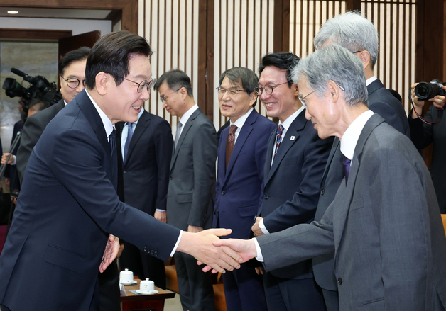 李 재제청 요구 '부적절' 55.3%…거부한 曺 '잘한 대응' 49.3%