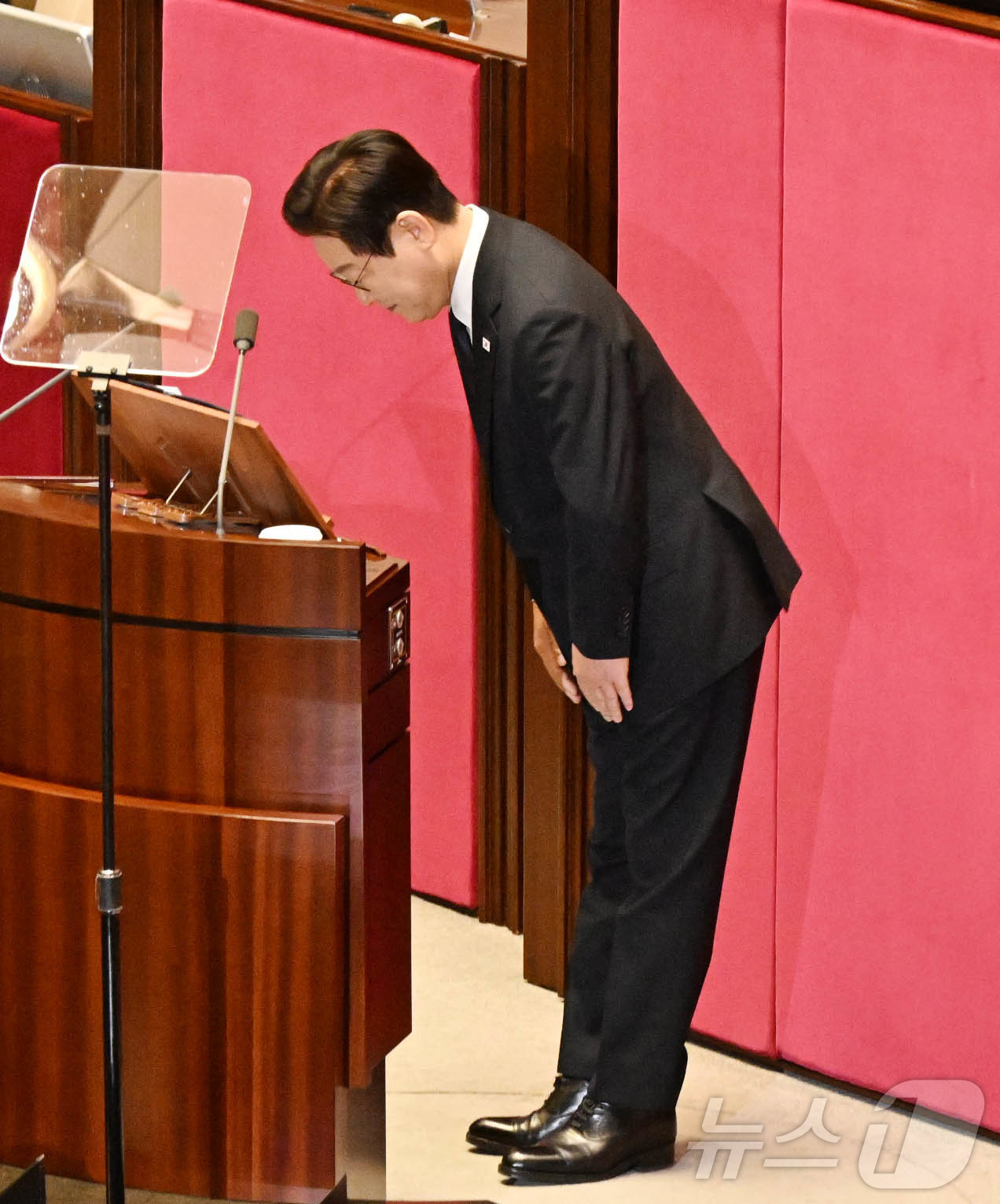 (서울=뉴스1) 국회사진기자단 = 이재명 대통령이 4일 여의도 국회에서 내년도 정부 예산안에 대한 시정연설을 하기 위해 입장해 인사를 하고 있다. 2025.11.14/뉴스1