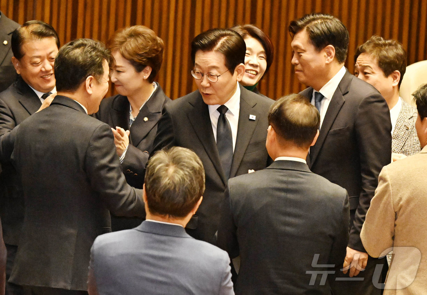 (서울=뉴스1) 국회사진기자단 = 이재명 대통령이 4일 여의도 국회에서 내년도 정부 예산안에 대한 시정연설을 하기 위해 입장하고 있다. 2025.11.4/뉴스1