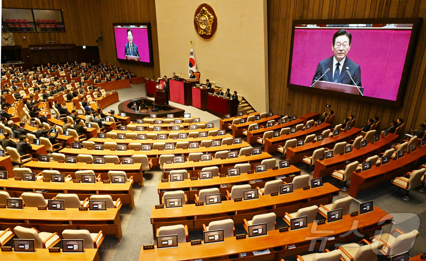 (서울=뉴스1) 국회사진기자단 = 이재명 대통령이 4일 여의도 국회에서 내년도 정부 예산안에 대한 시정연설을 하고 있다. 국민의힘은 이날 열린 시정 연설에 불참했다. 2025.11 …