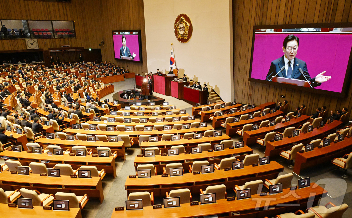 (서울=뉴스1) 국회사진기자단 = 이재명 대통령이 4일 여의도 국회에서 내년도 정부 예산안에 대한 시정연설을 하고 있다. 국민의힘은 이날 열린 시정 연설에 불참했다. 2025.11 …